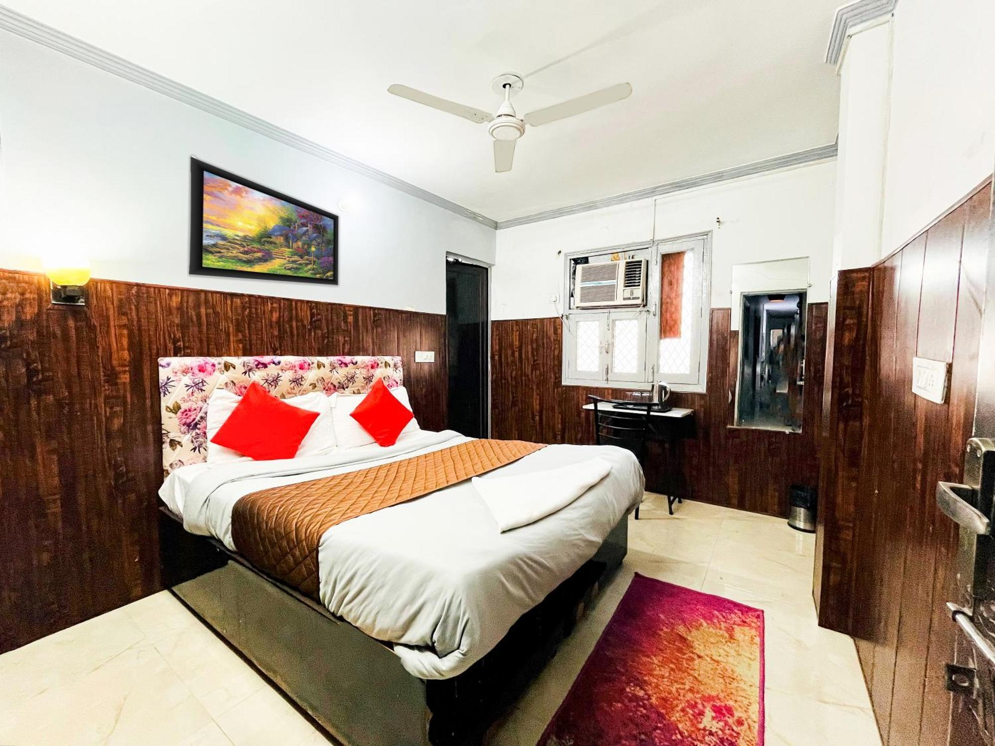 Satya Niketan D Hotel